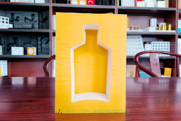 選擇 EPE 珍珠棉作為酒類的包裝材料，為您的美酒品質(zhì)保駕護(hù)航。