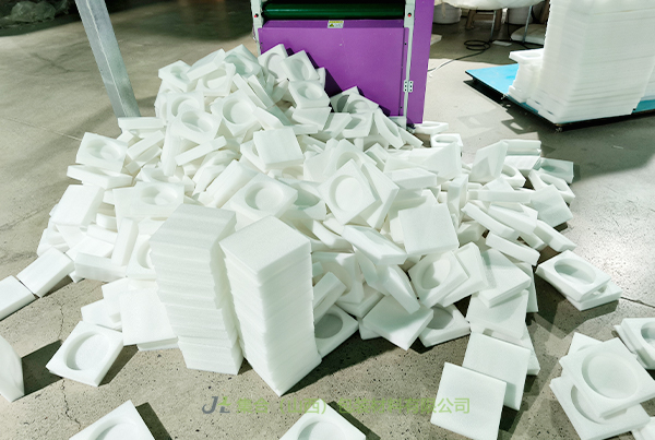 內(nèi)蒙珍珠棉盒-太原珍珠棉廠專業(yè)生產(chǎn)珍珠棉禮盒內(nèi)襯、EPE禮盒內(nèi)襯、EPE珍珠棉禮盒內(nèi)襯優(yōu)質(zhì)實(shí)惠