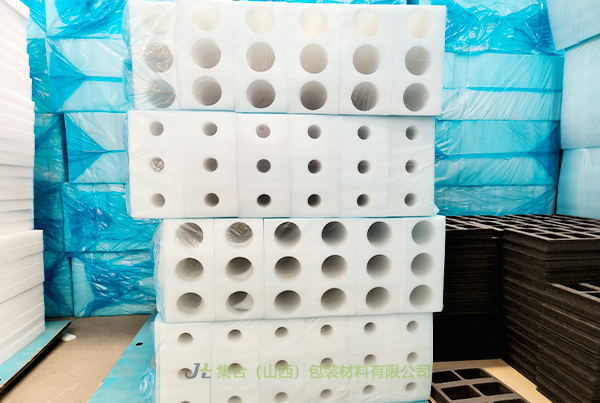 垣曲哪里定做珍珠棉-珍珠棉源頭生產(chǎn)廠家專業(yè)生產(chǎn)EPE珍珠棉盒、XPE復(fù)合EPE板材、珍珠棉大棚保溫卷棉高性價(jià)比